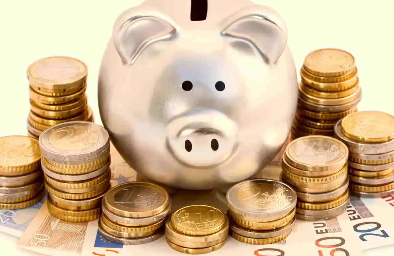 Ecco quanto tempo ci vuole davvero per risparmiare 10.000 euro con uno stipendio medio