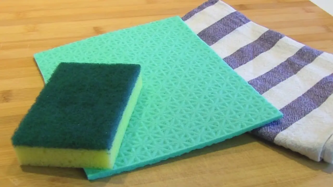 Lo straccio della cucina puzza? Ecco l’errore igienico che fai e il trucco per eliminarlo